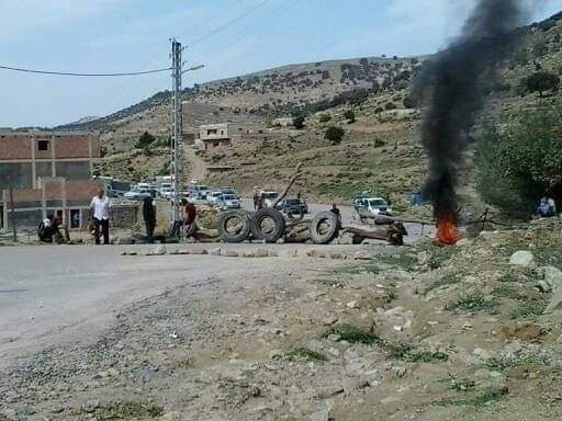 البويرة: سكان قرية الروابع يغلقون الطريق