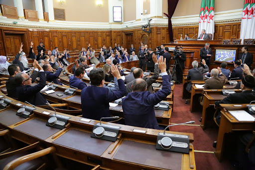 مجلس الأمة يصادق بالأغلبية على مشروع قانون المالية