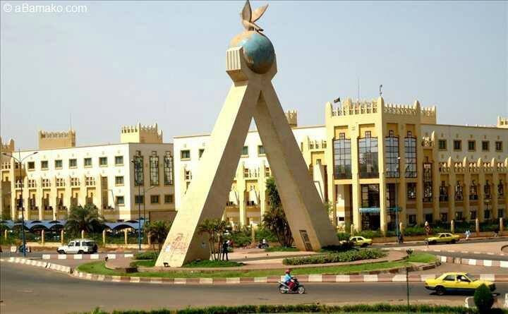 سجن مسؤولين والبحث عن رئيس الوزراء المالي الهارب