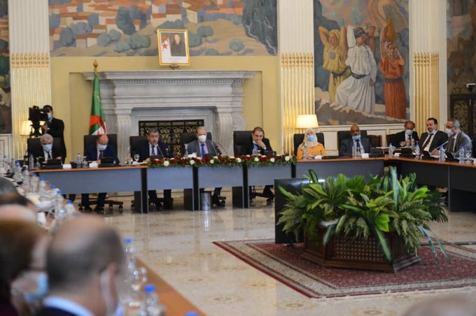 الوزير الأول يعرض نص تعديل الدستور أمام مجلس الأمة