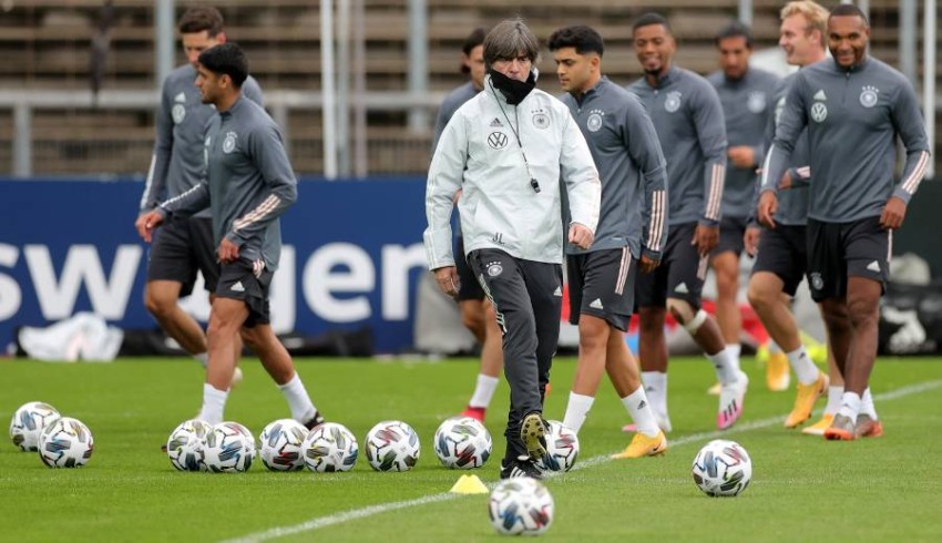 المدرب لوف باق رسميا على رأس المنتخب الألماني