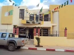 مستغانم: المقصون من السكن يغلقون مقر بلدية منصورة