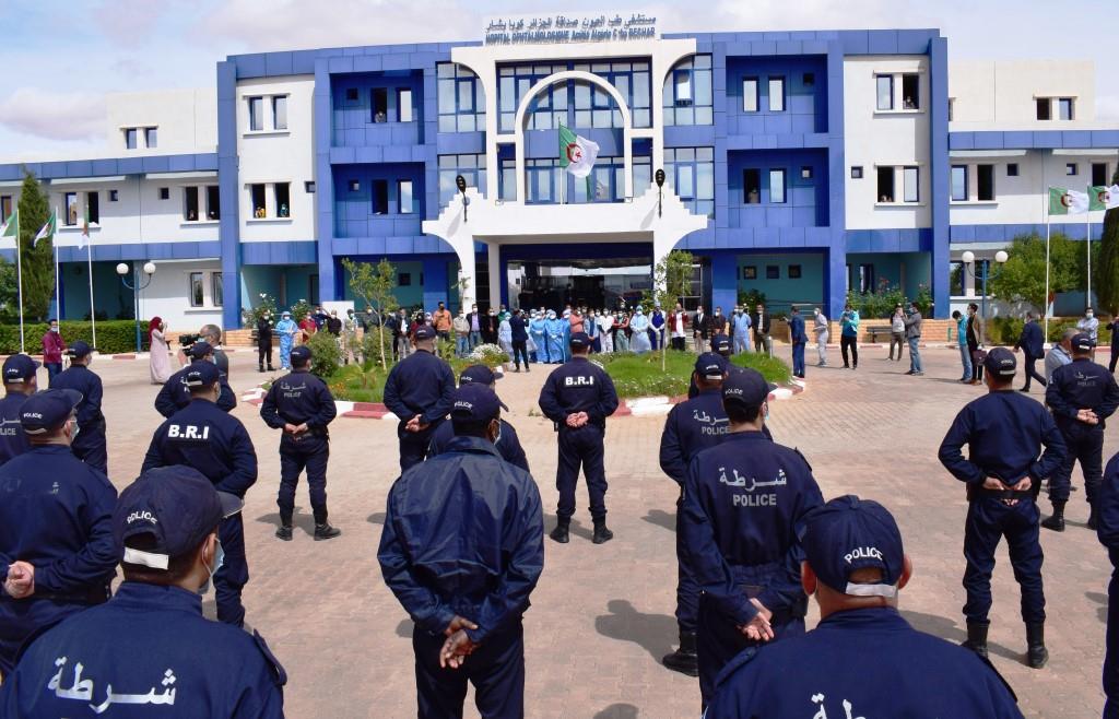 شرطة بشار تؤدي التحية للأطقم الطبية 