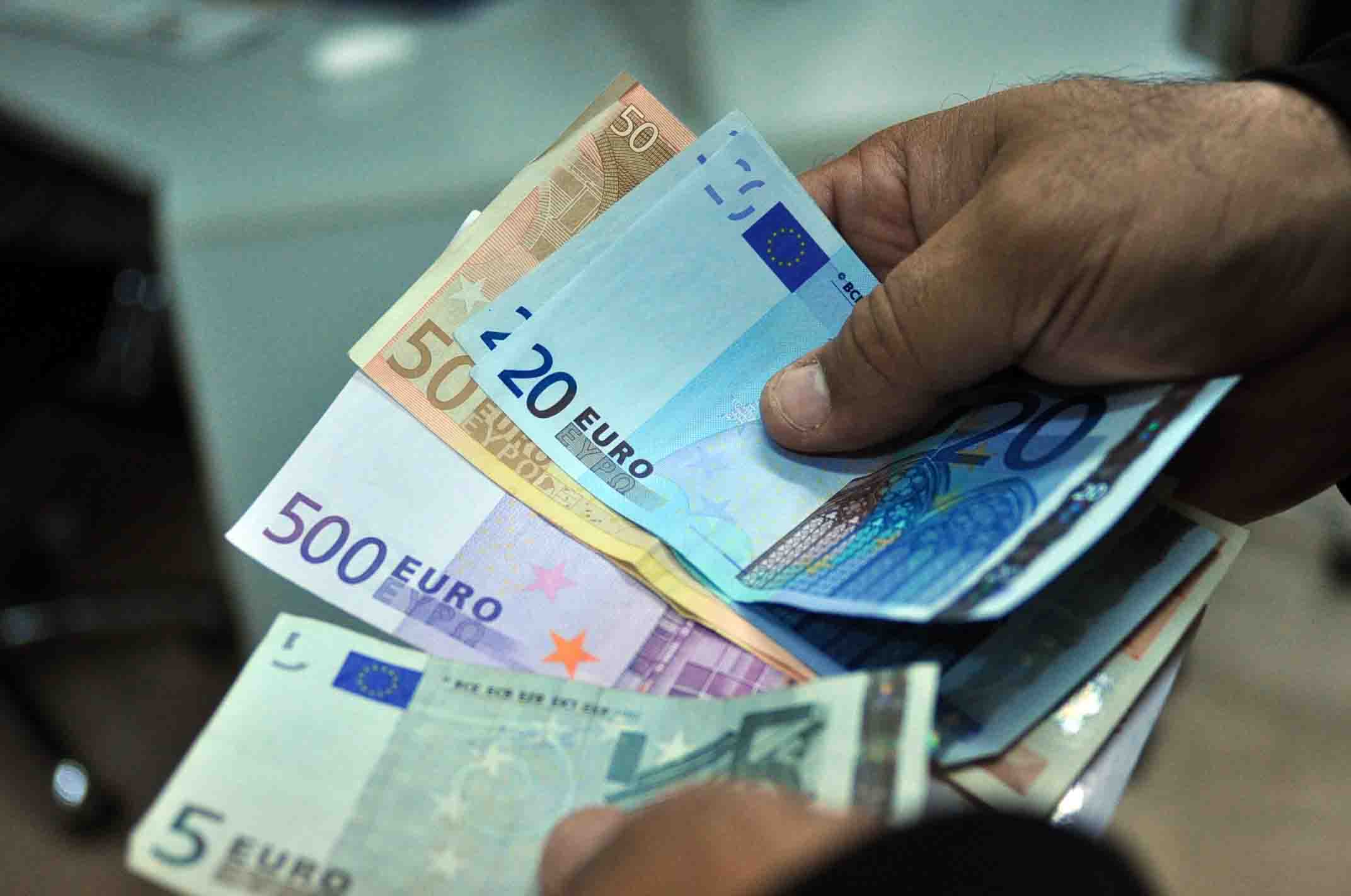 الأورو يرتفع والدولار يستقر في السوق الموازي للعملة