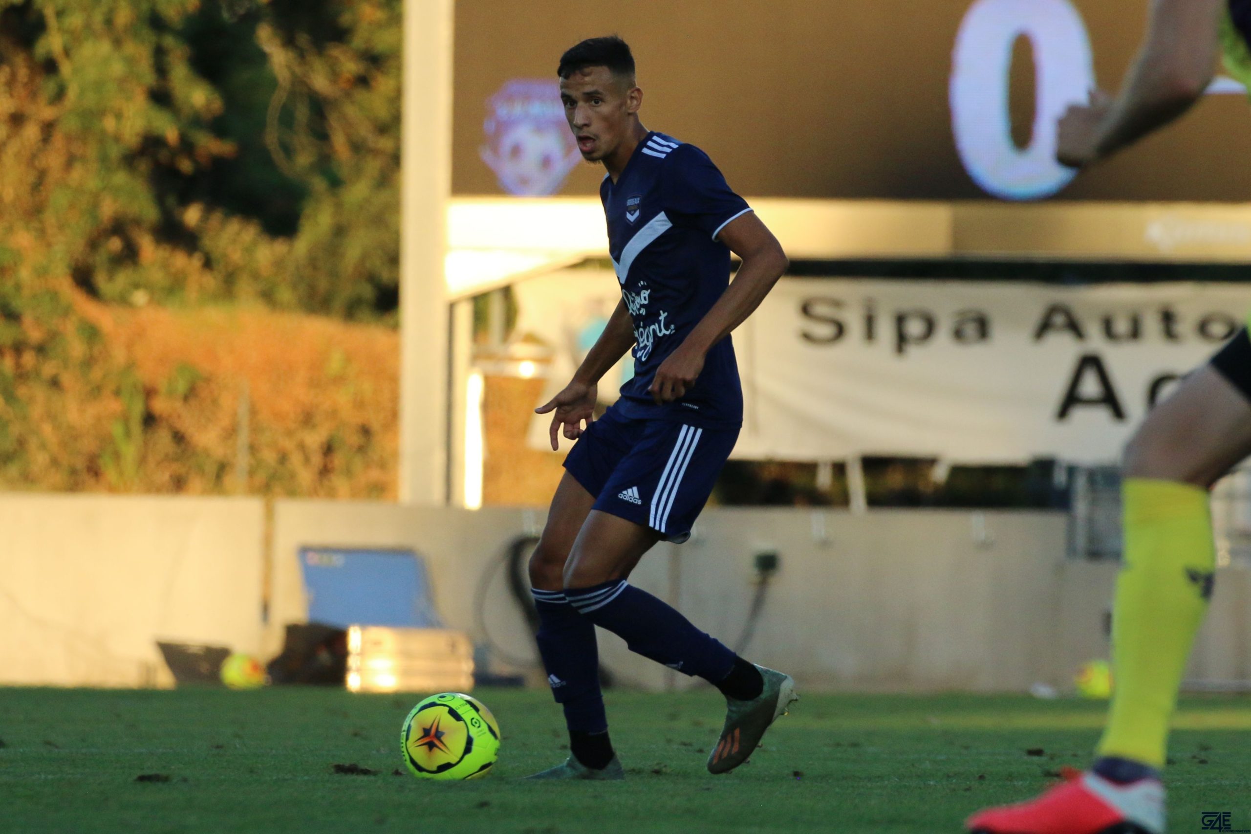 زرقان محل إشادة في بوردو