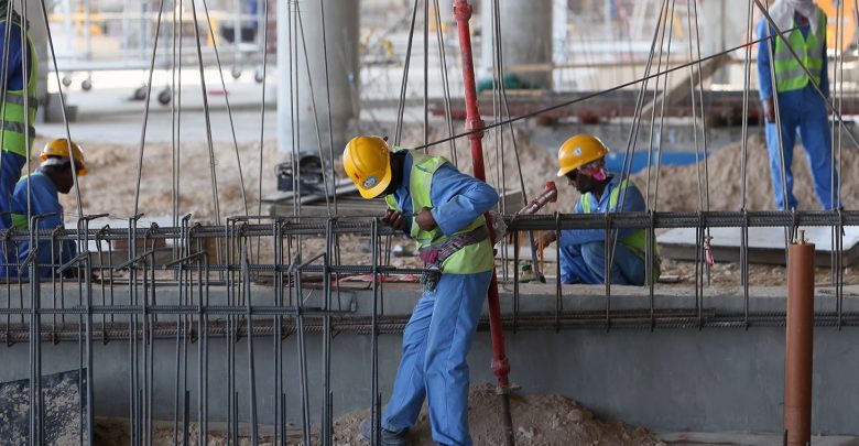 تقرير: قطر تركت عمالها الوافدين في حالة عوز