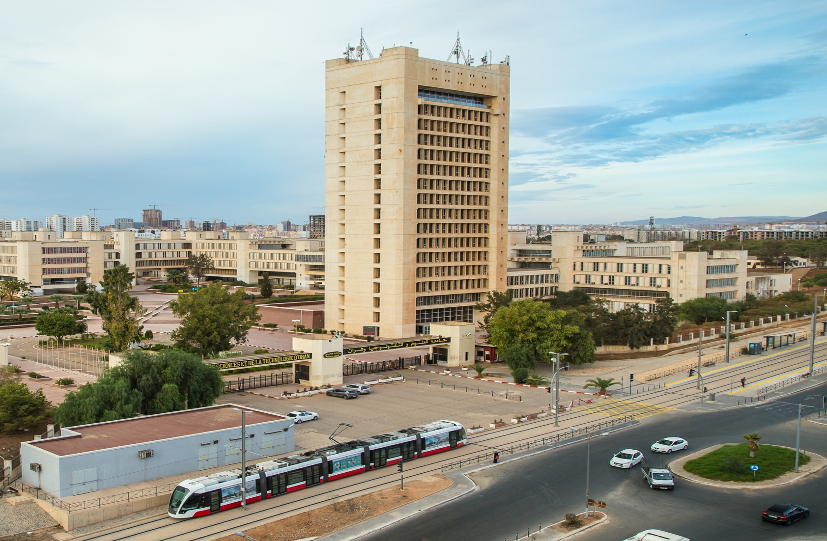 جامعة وهران تتكفل بصيانة الأجهزة الاستشفائية