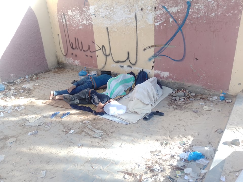 تڨرت: بطالون يضربون عن الطعام أمام مكتب التشغيل