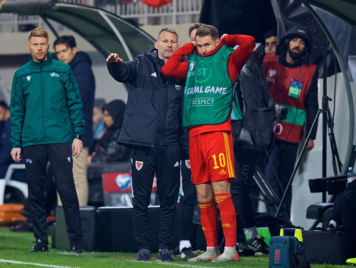 اعتقال مدرب منتخب ويلز