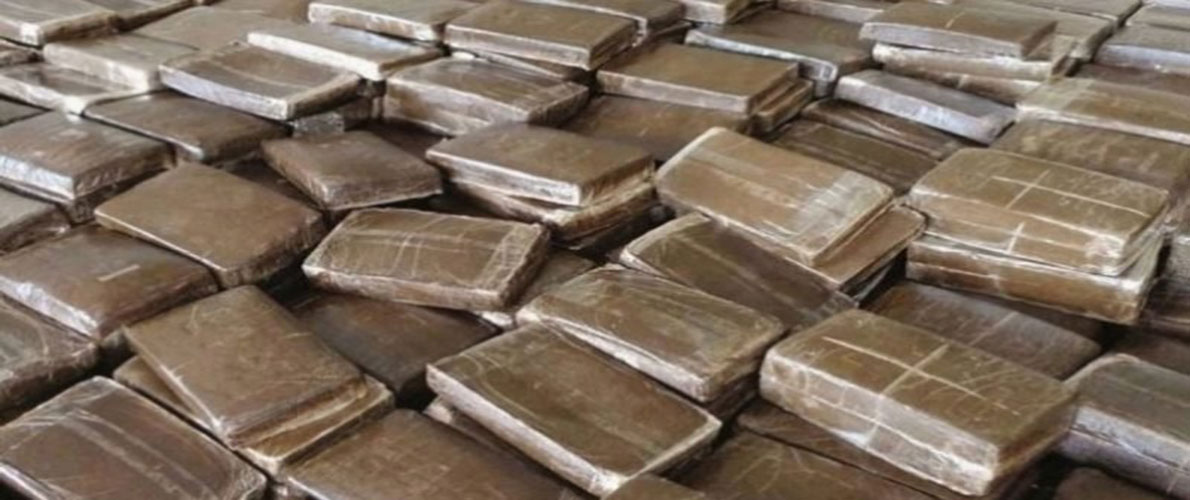 سكيكدة: إيداع أشخاص حاولوا تخزين طرد مخدرات بشاطئ 