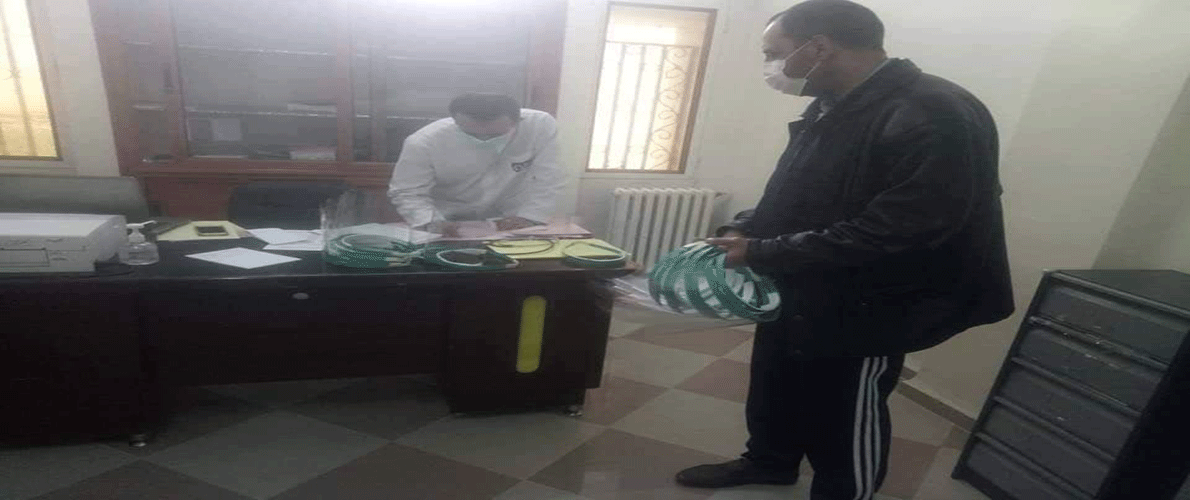 كورونا: متطوع بڨالمة يوزع أكثر من ألف قناع 