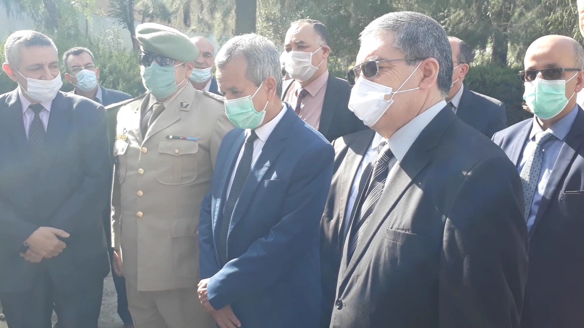 والي الشلف يلزم التجار وزبائنهم بارتداء الكمامة