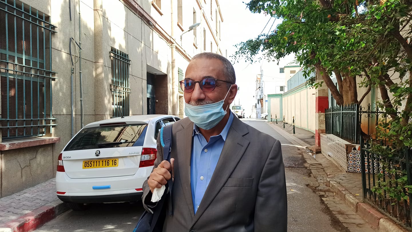 الإعلامي قاضي إحسان يغادر مقر الدرك الوطني