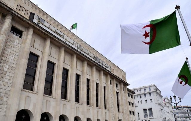نواب بالبرلمان يدعون إلى تخفيف الضرائب