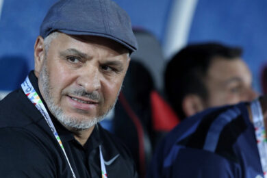 ضمك السعودي يجدد عقد مدربه الجزائري