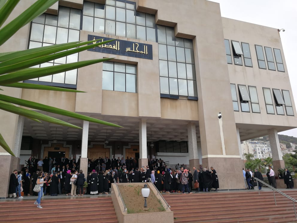 المحامون يحتجون ببهو مجلس قضاء العاصمة