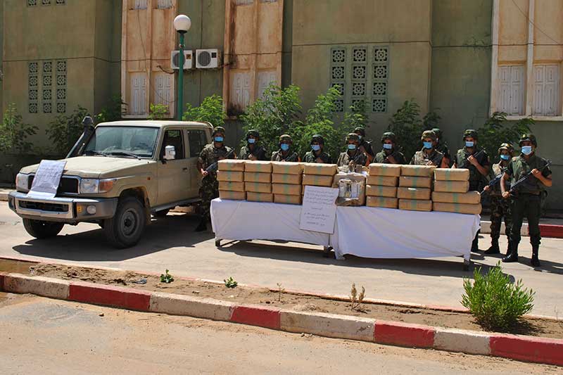 حجز أكثر من 8 قناطير من الكيف بعين ڨزام