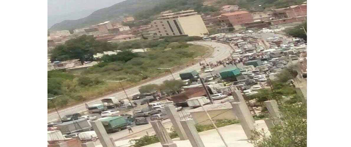 سكان سيدي عبد العزيز يشلون حركة المرور نحو جيجل 