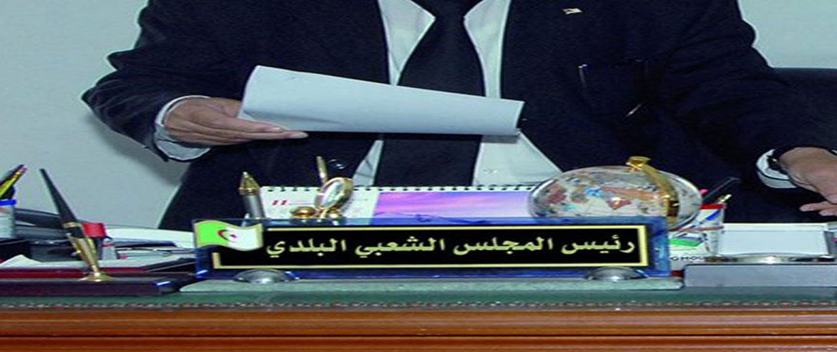 شاب يعتدي على