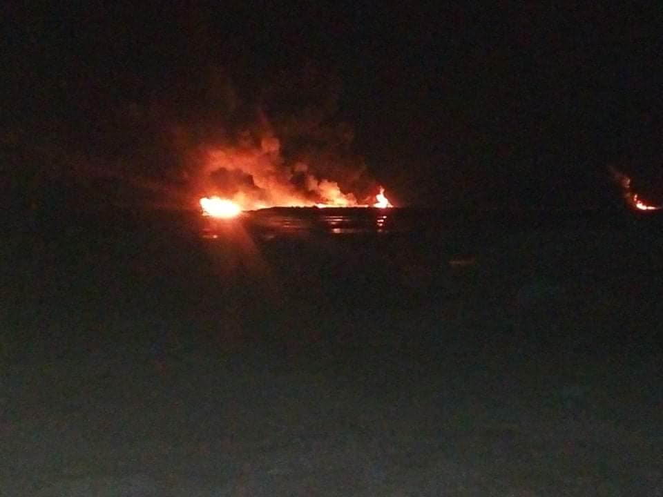 حريق بتسرب نفطي بمنطقة أم الطيور