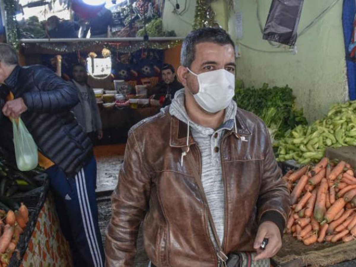 والي غليزان تلزم التجار والموظفين بارتداء الكمامة