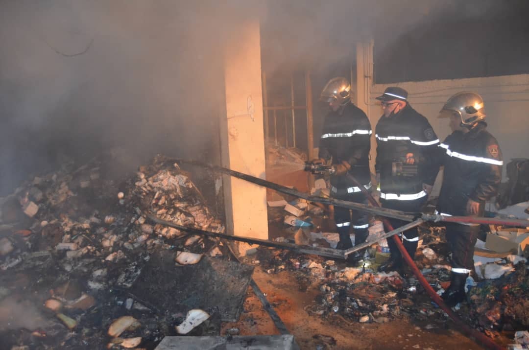 إخماد حريق مستودع للمواد الطبية ببئر خادم