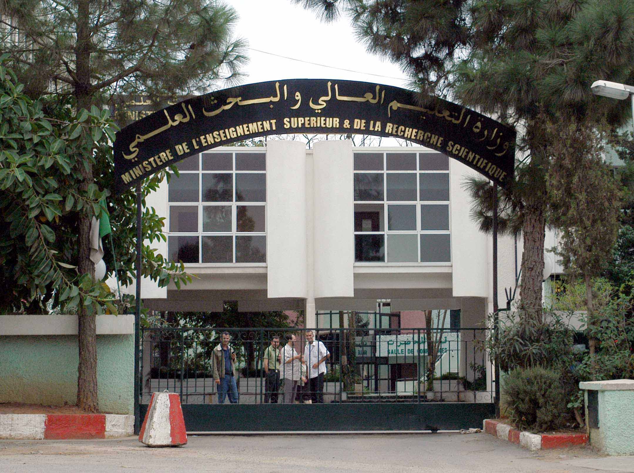 السماح للطلبة المعيدين بالمشاركة في مسابقة الدكتوراه