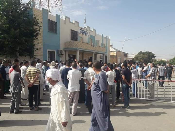 تبسة: احتجاج مواطنين للمطالبة بالسيولة النقدية