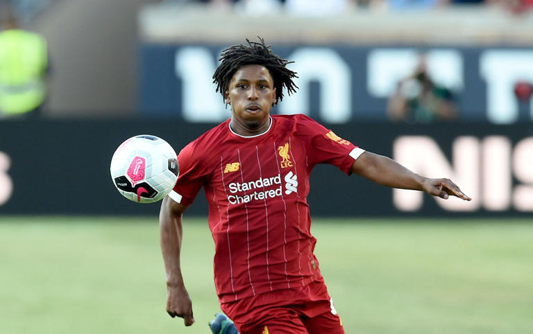 طوق نجاة يوناني لإنقاذ العروسي من عزلة ليفربول