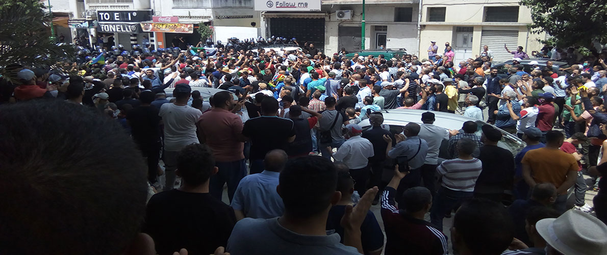 تيزي وزو: مواطنون يتظاهرون رغم الطوق الأمني