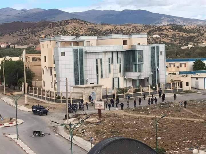 البويرة: توقيفات واشتباكات بين متظاهرين والشرطة بأمشدالة