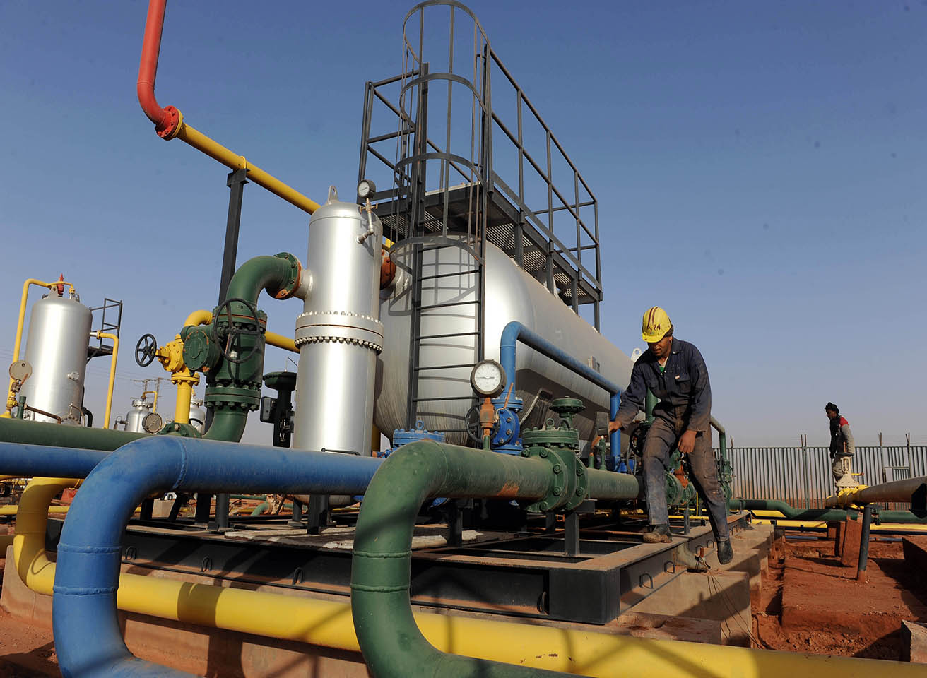  سوناطراك تشدد على استعمال الكمامات في حقول النفط 