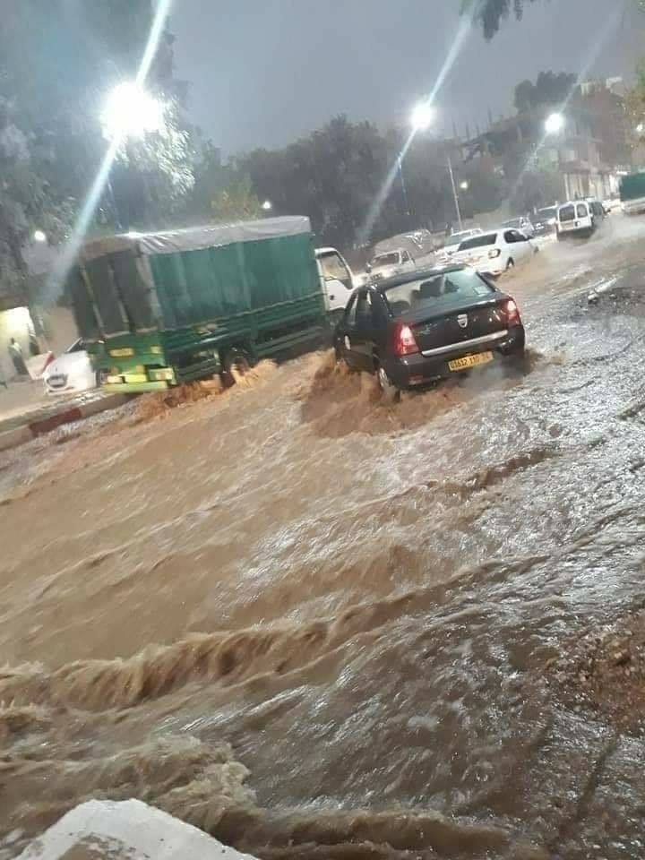 أمطار طوفانية تغرق شوارع ڨالمة