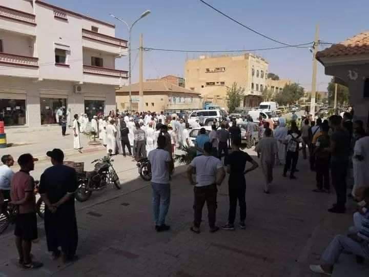 مواطنون بحاسي بحبح يحتجون بسبب ندرة السيولة