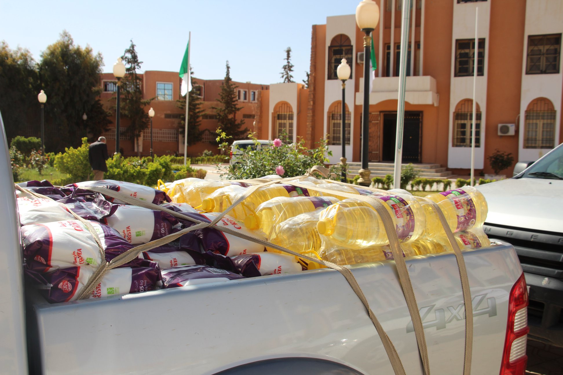 البيض: استفادة 2.545 عائلة من طرود غذائية 