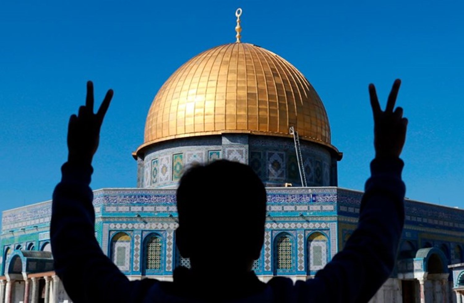 آلاف الفلسطينيين يؤدون صلاة الجمعة ووقفة مناهضة للتطبيع