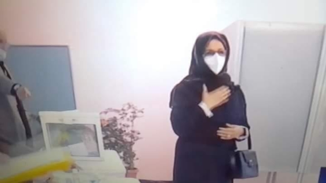 زوجة رئيس الجمهورية تصوت نيابة عنه