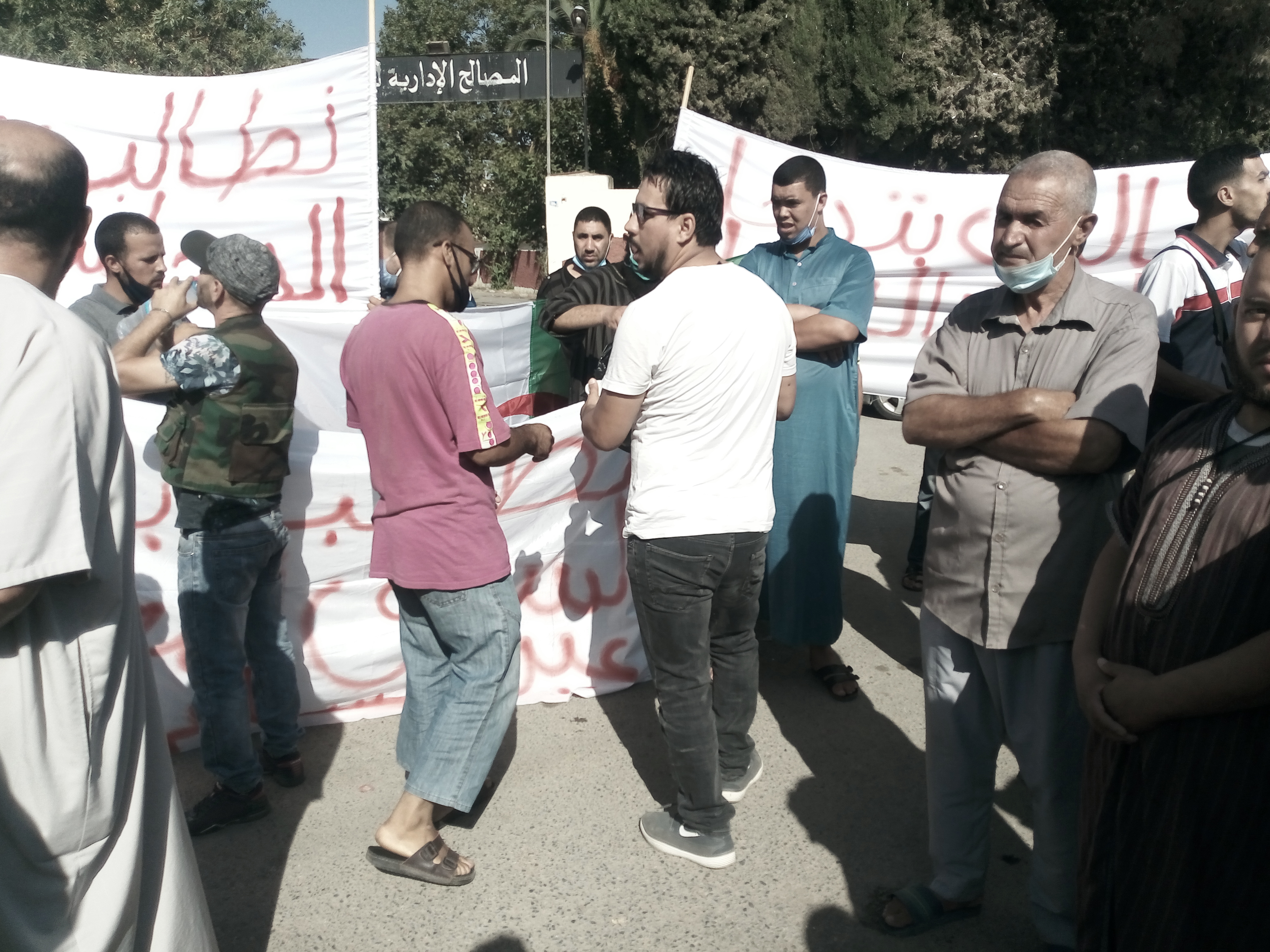 اليويرة: تجار الخضر والفواكه يحتجون في عين بسام