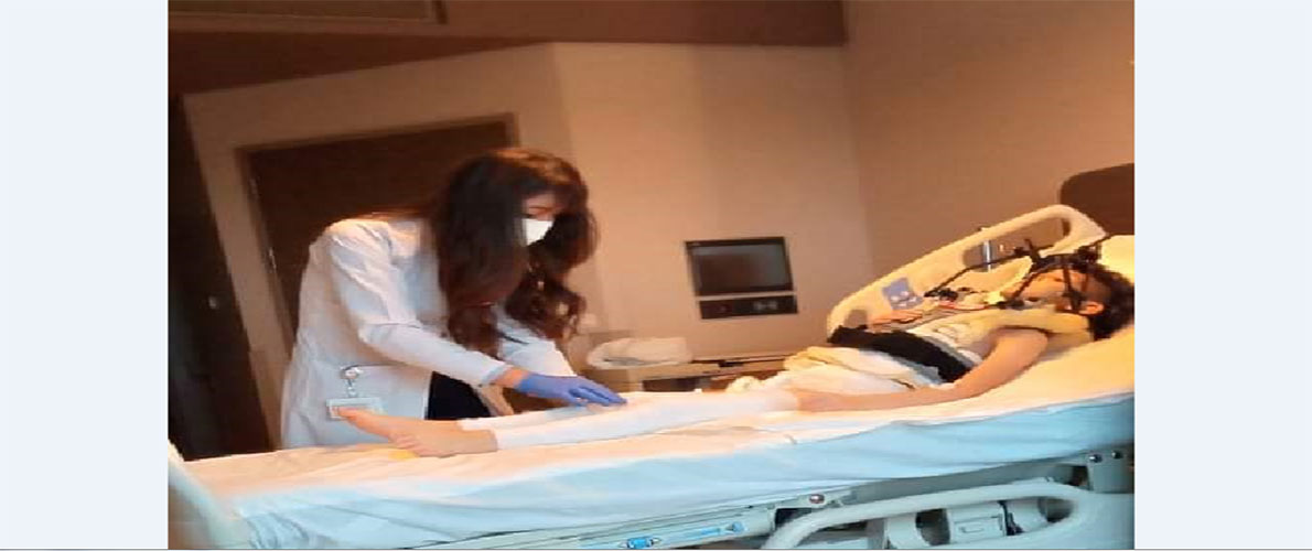 الطفلة اصالة تخضع للتأهيل الحركي 