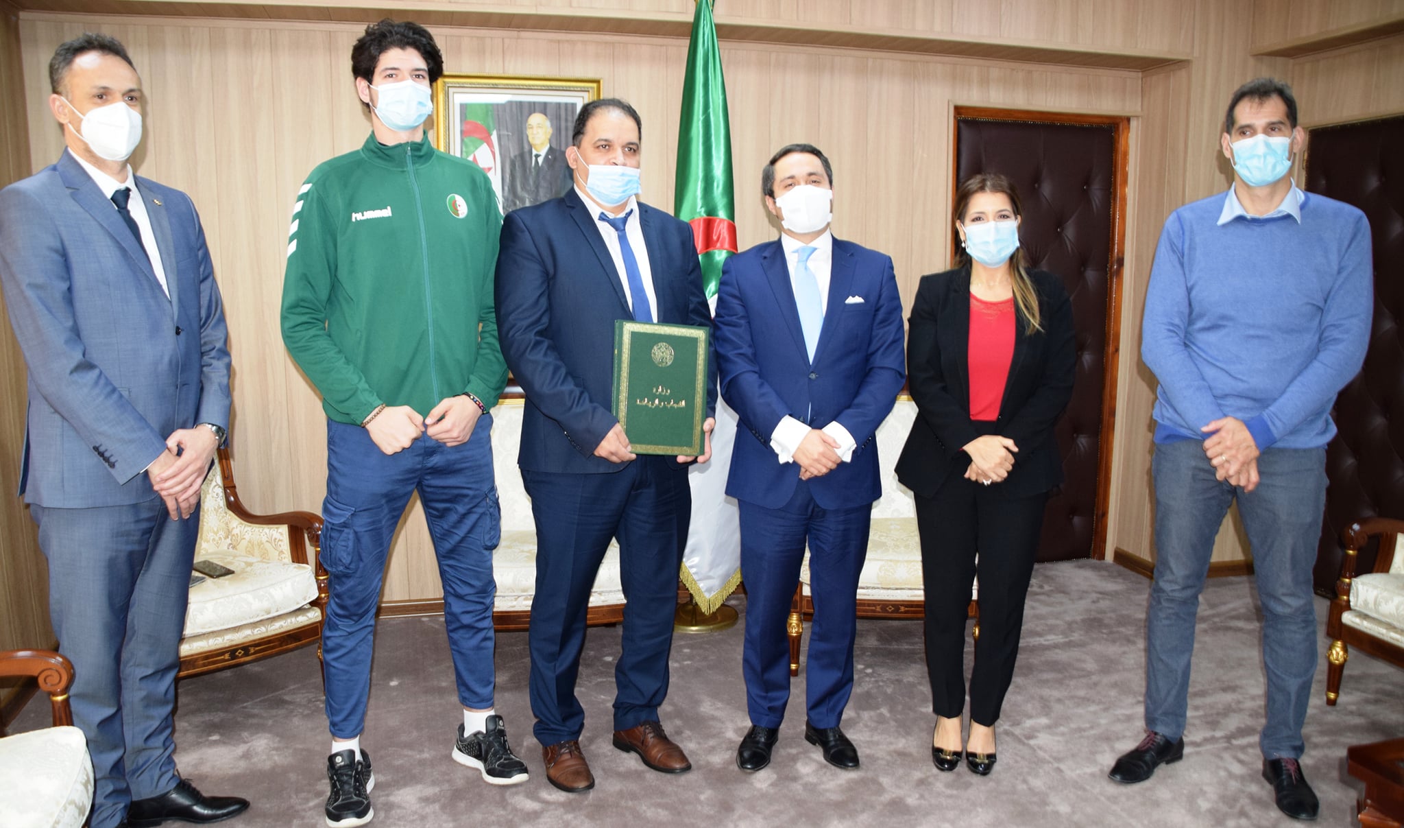 وزارة الشباب والرياضة تواصل تقديم إعاناتها المالية 