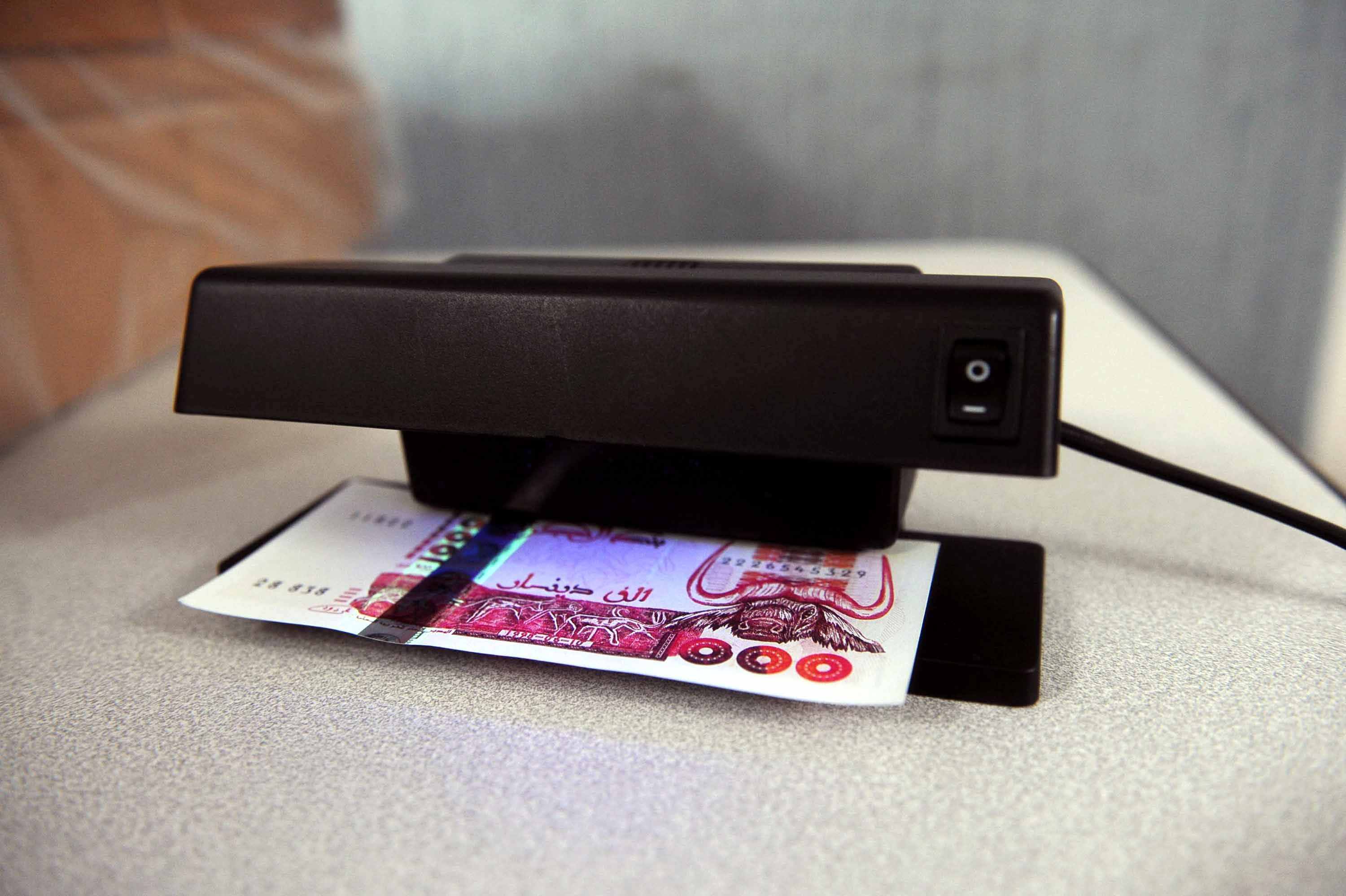 البويرة: توقيف عصابة تزوير النقود وحجز سلاح ناري