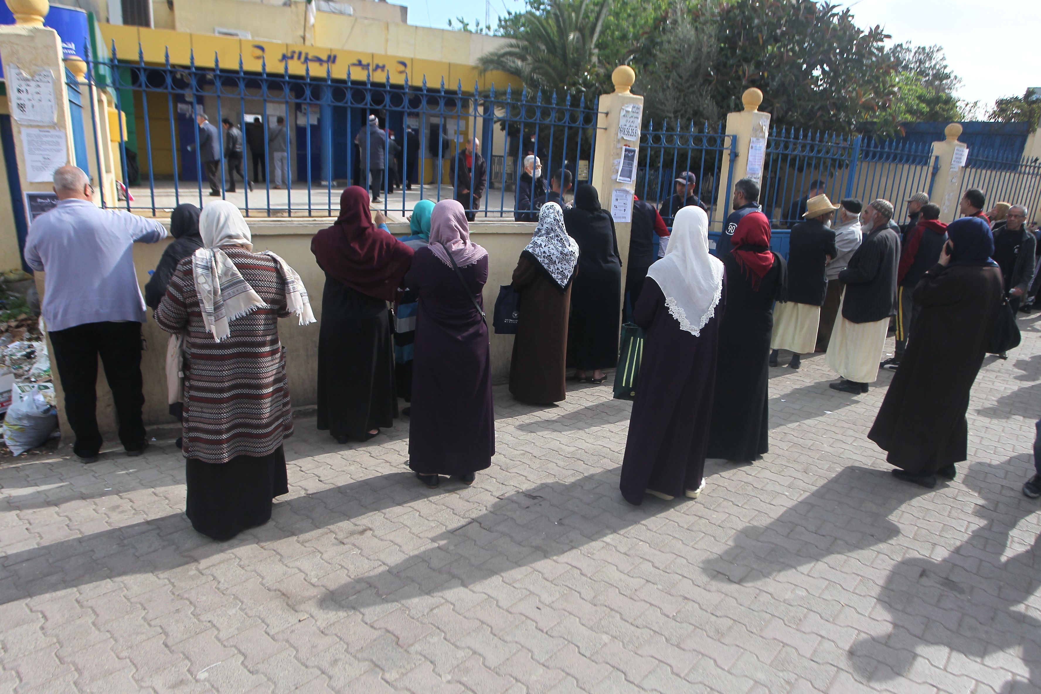 أزمة السيولة المالية متواصلة