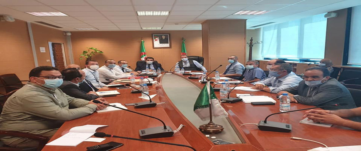 الوزير رزيق يجتمع مع منتجي ومستوردي الأدوات المدرسية 