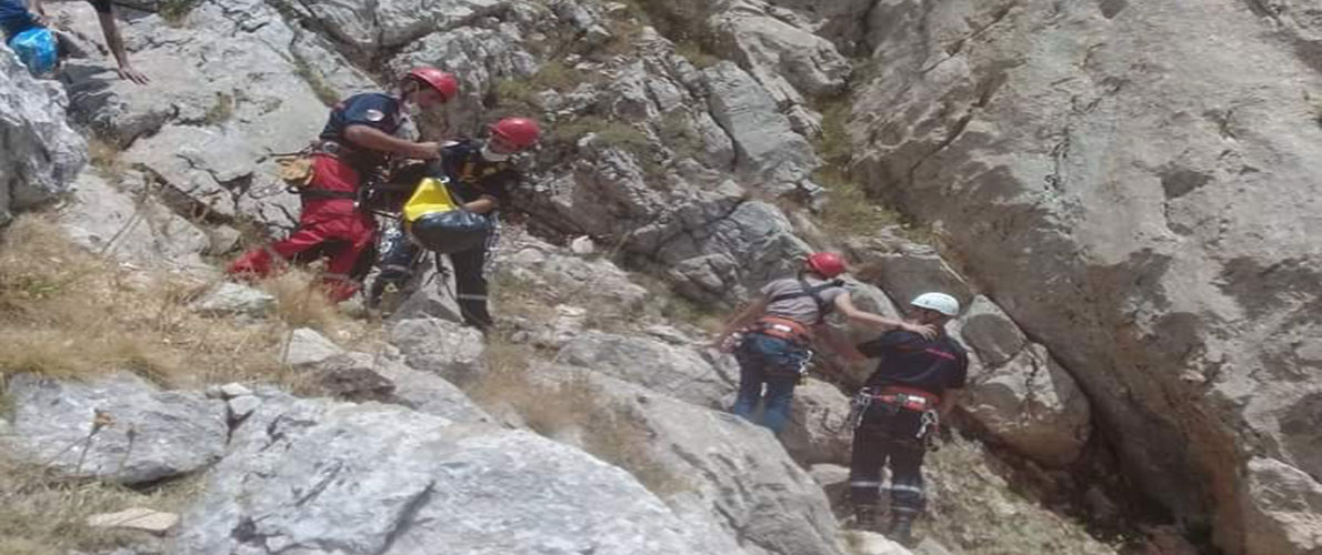 البويرة: إنقاذ 10 شباب عالقين بجبال تيكجدة