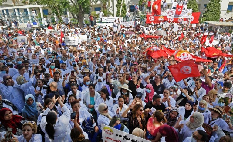 تونس: إضراب عام للطواقم الطبية الحكومية