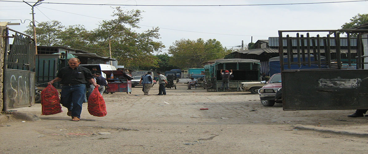 تجار بسوق بوفاريك يحتجون 