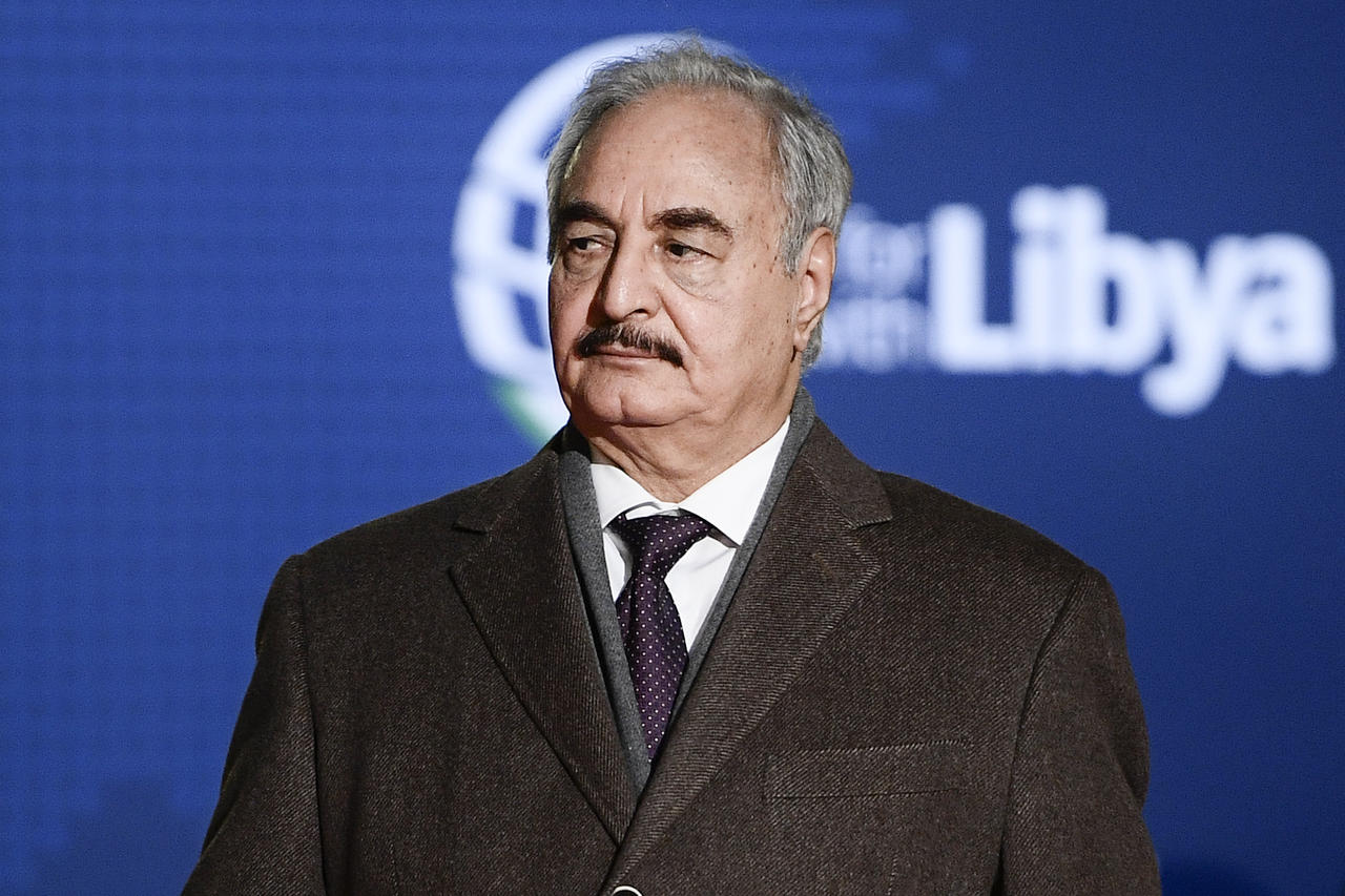ليبيا: حفتر يقرر استئناف إنتاج وتصدير النفط