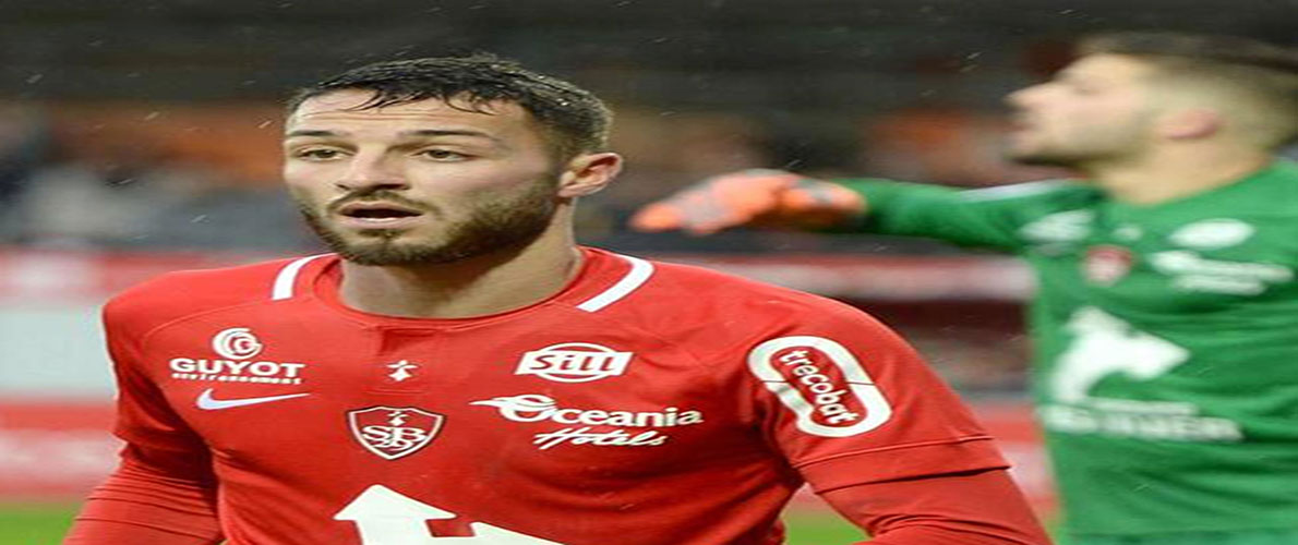 الجزائري بلقبلة يمدد عقده حتى 2023 مع 