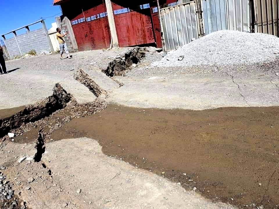 فرق تقنية لمعاينة ماخلفه زلزال ميلة