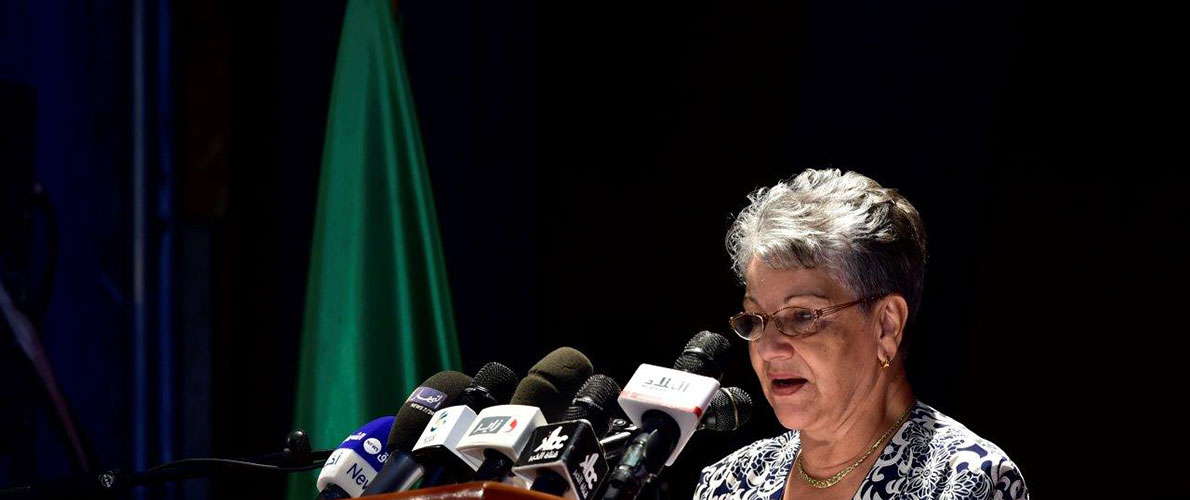 منح الفقيدة عائشة باركية وسام الاستحقاق 